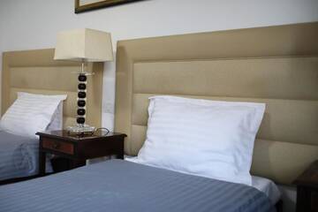 Фото номера Двухместный номер Делюкс с 2 отдельными кроватями Отель Hotel EKA г. Себеш 25