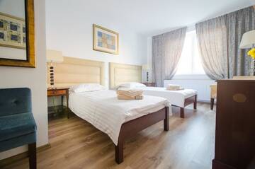 Фото номера Двухместный номер Делюкс с 2 отдельными кроватями Отель Hotel EKA г. Себеш 5